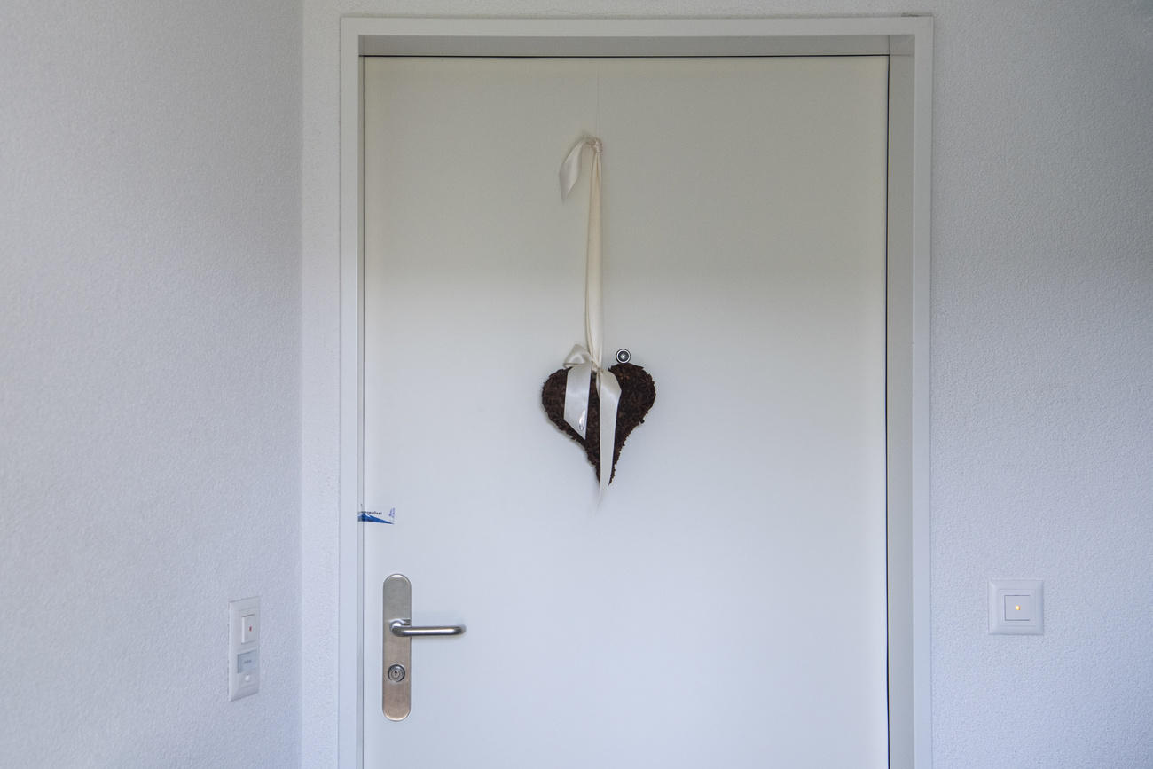 Una puerta blanca con un adorno