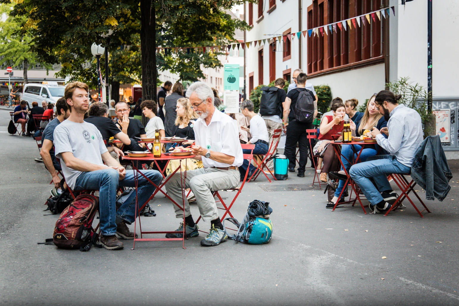 Sitzen und essen draussen