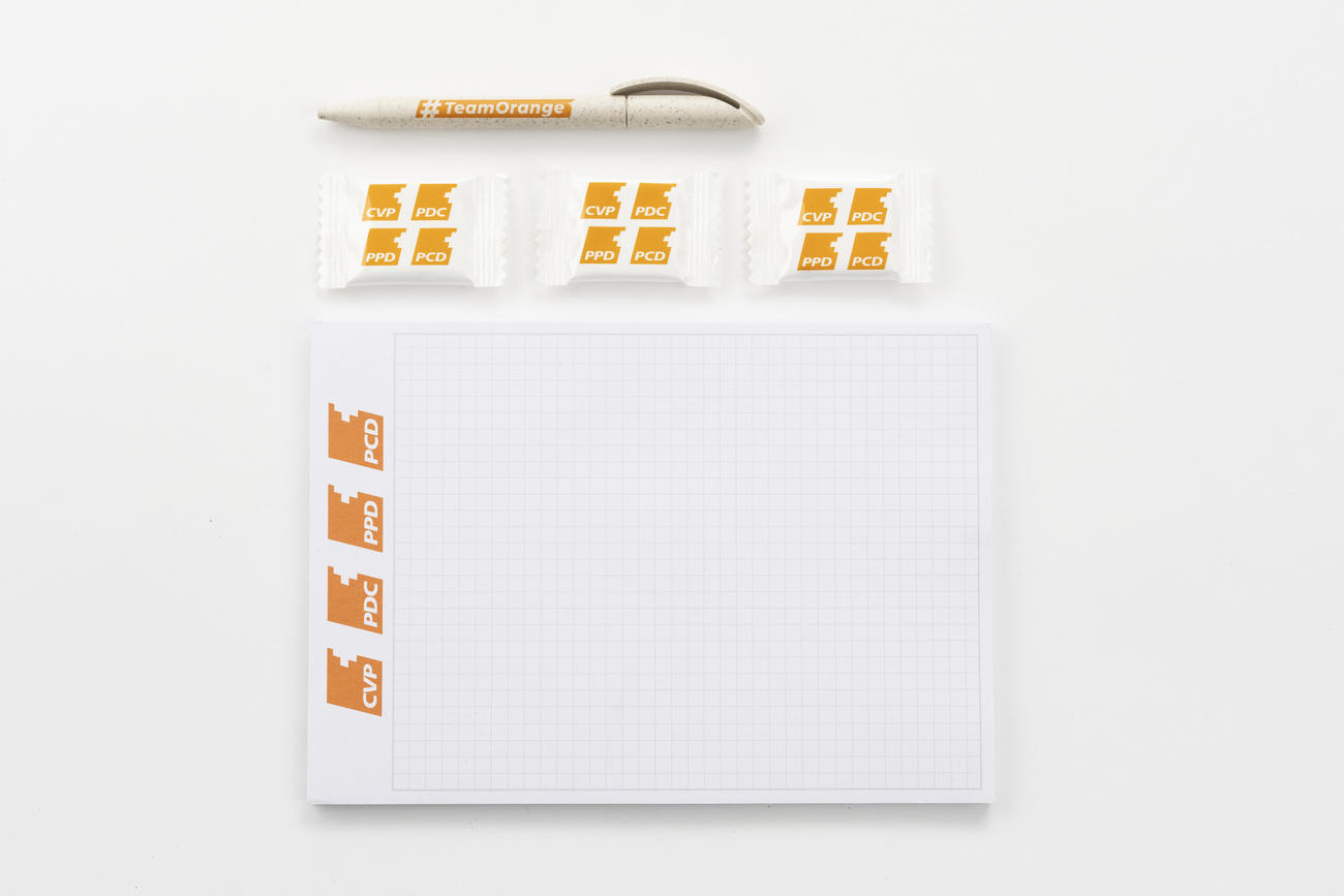 блокнот и ручка с оранжевой символикой