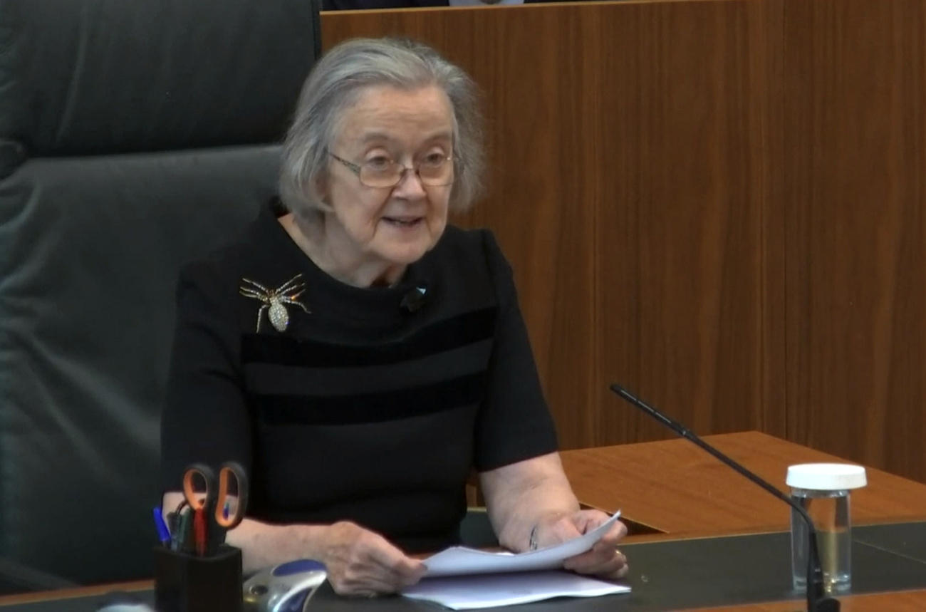 La giudice Brenda Hale mentre legge la decisione della Corte suprema britannica.