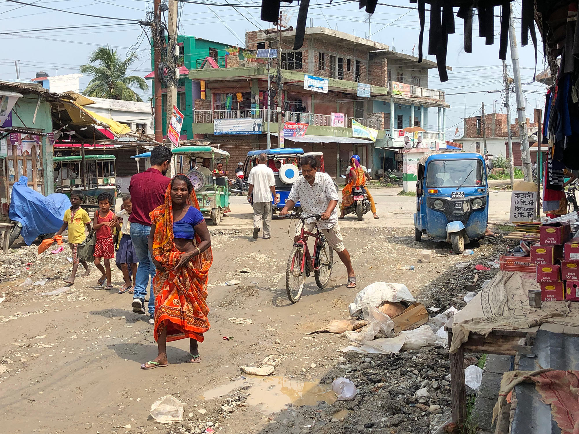 gente che cammina per strada in nepal