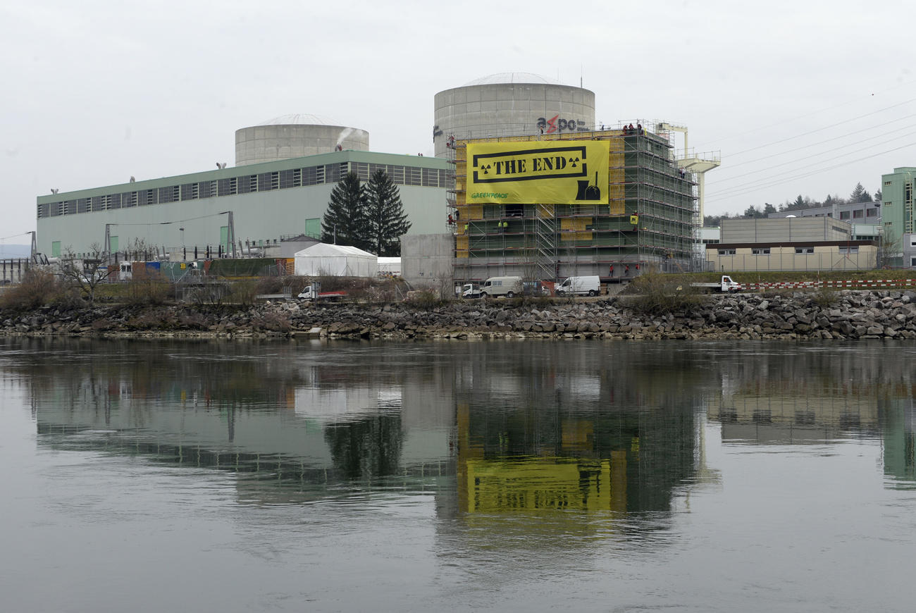 2014年3月，绿色和平组织(Greenpeace)的环保人士曾短暂地占领贝诺兹核电站，呼吁将其关闭。