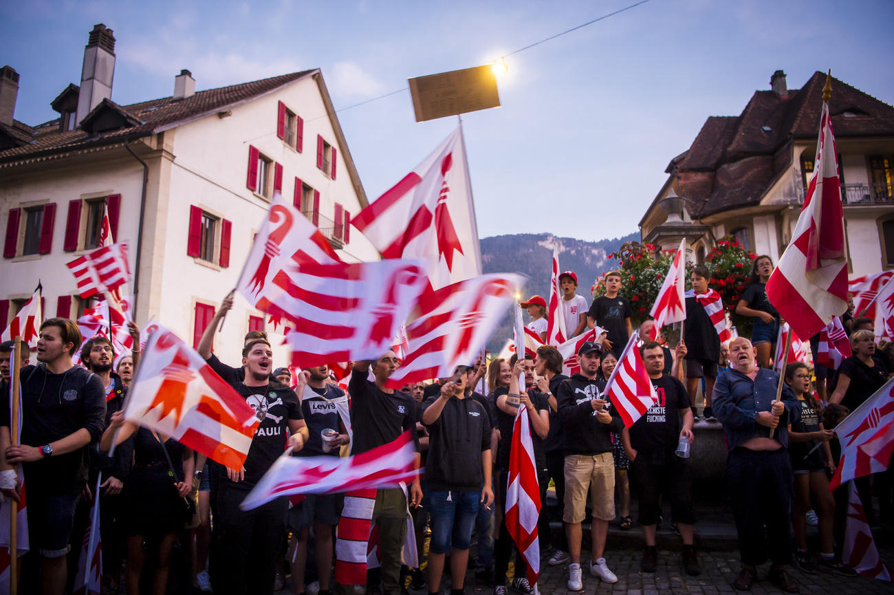 Militanti filogiurassiani manifestano a Moutier.