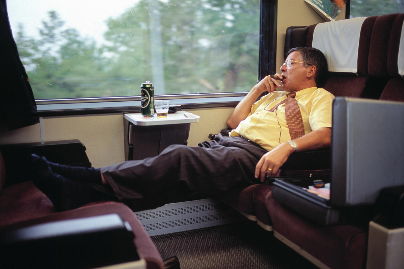 Mann liegend im Zug am rauchen