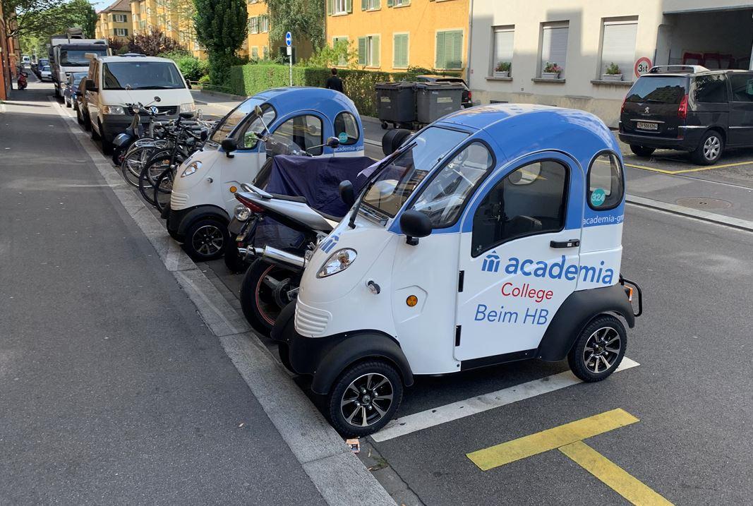 Enuu auf Motorrad-Parkplatz