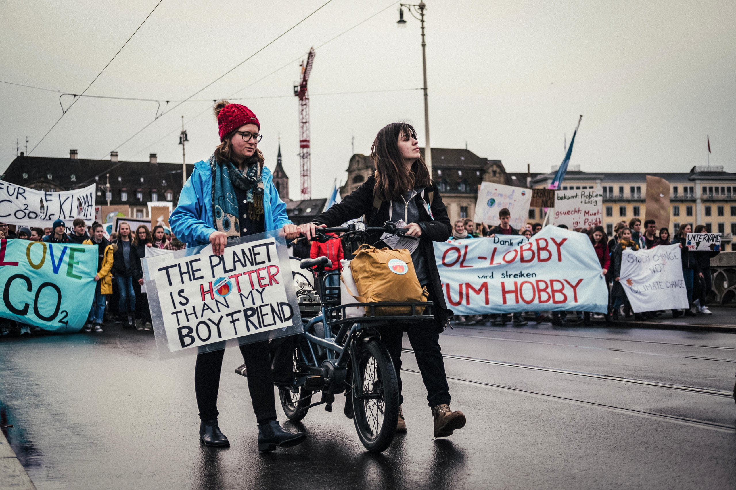 giovani che manifestano per strada