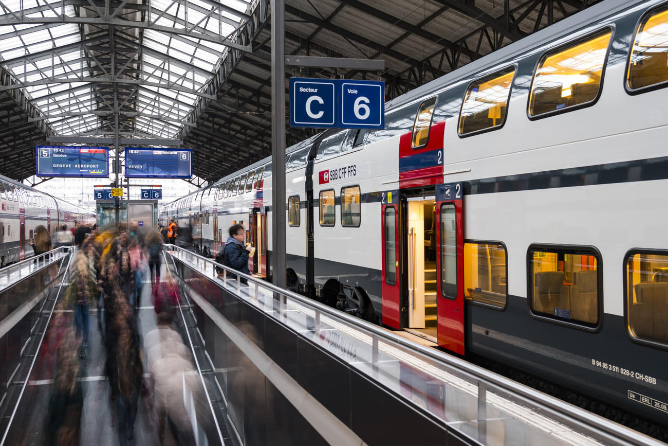 Züge und Passagiere in einem Bahnhof