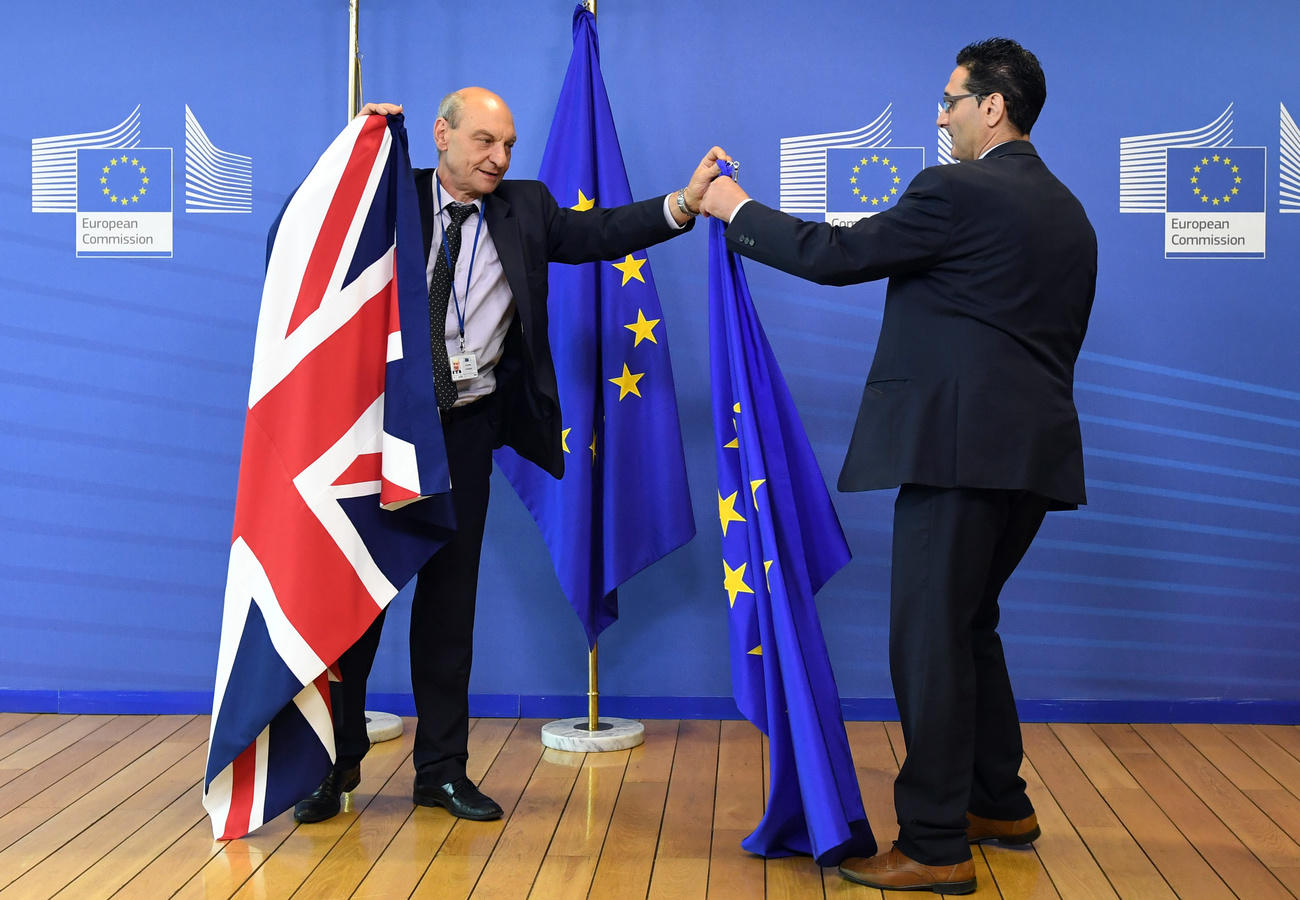 Persone ordinano bandiere britanniche e europee
