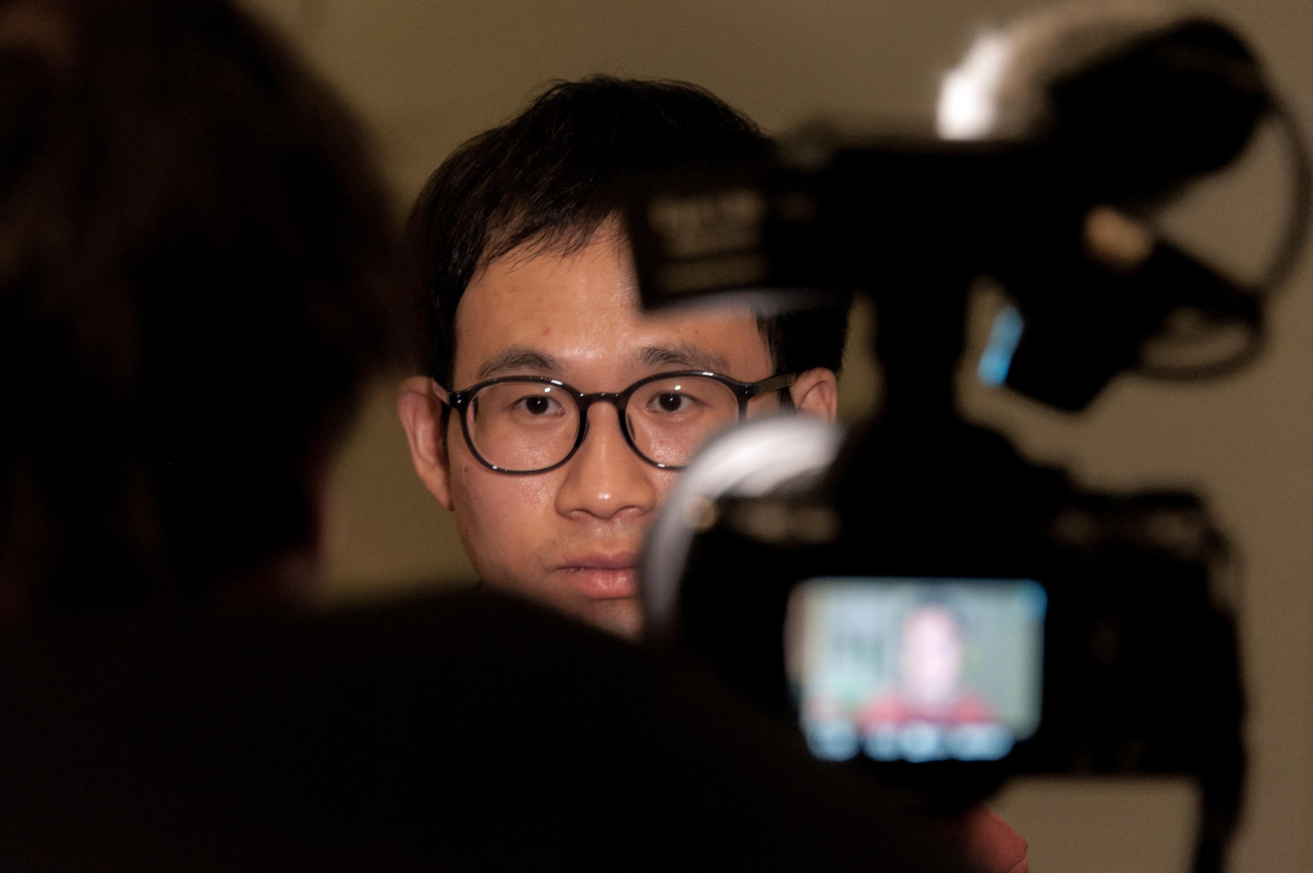 インタビューを受ける中国人ジャーナリスト