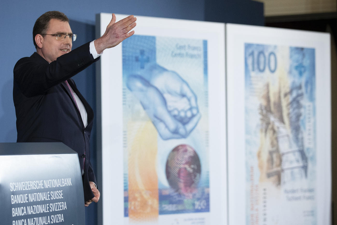 新100フラン札のデザインを発表するスイス中銀総裁