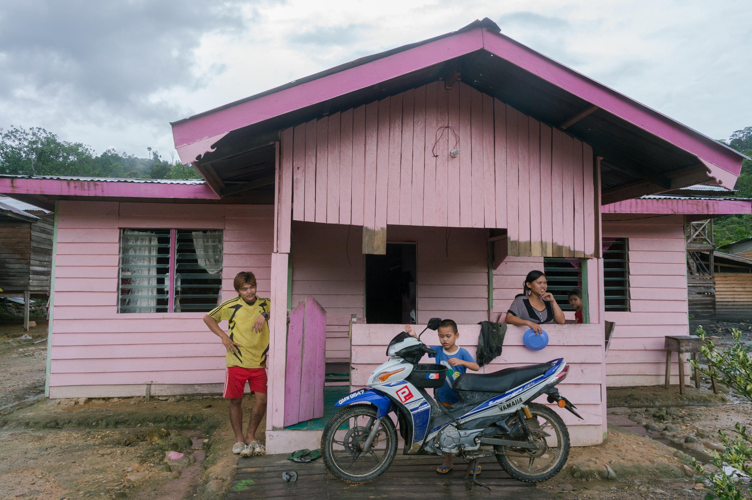 Una familia al exterior de una casita.