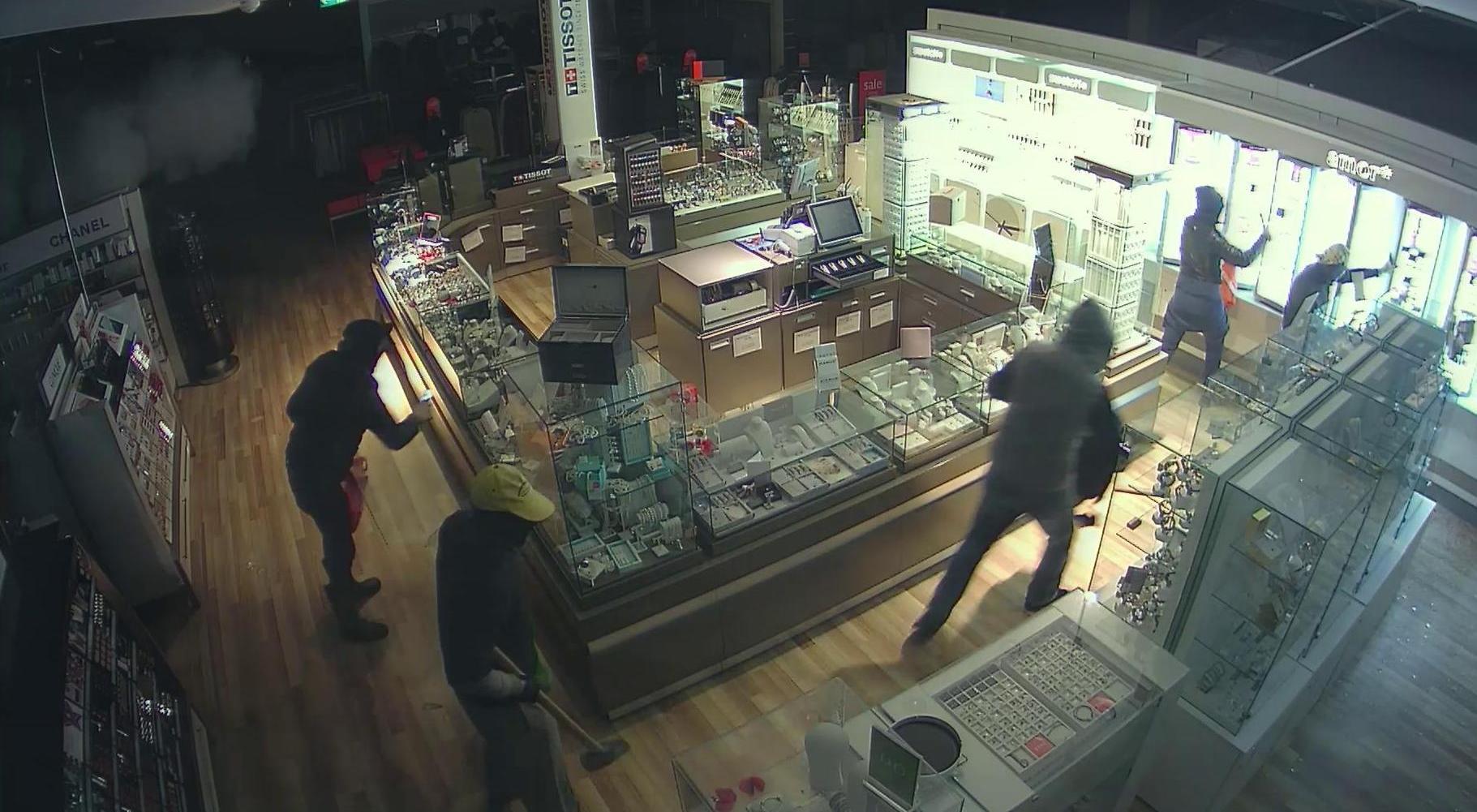 Foto presa dal video della Manor di Sant Antonino che mostra i ladri all opera