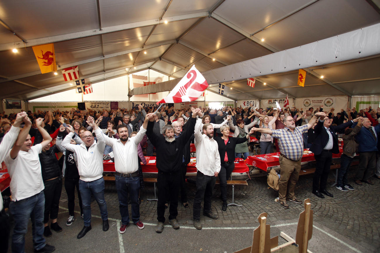 Besucher feiern am Sonntag am 72. Fest des jurassischen Volkes in Delsberg.
