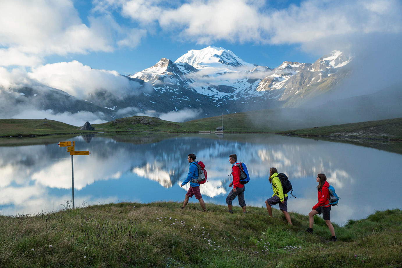 Senderismo en el lago de Gibidum, cantón Valais, con el Fletschhorn al fondo