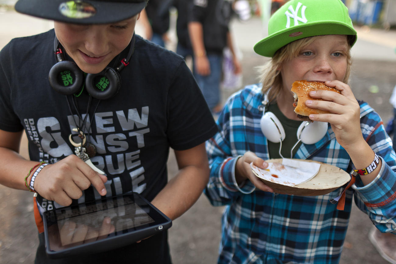 kids eating cheeseburgers