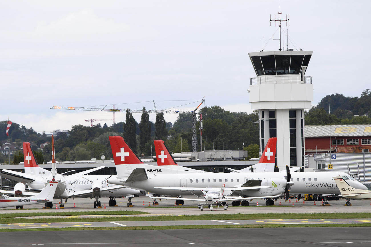 Aerei a terra di Skywork all aeroporto di Berna Belp nel giorno del suo fallimento.