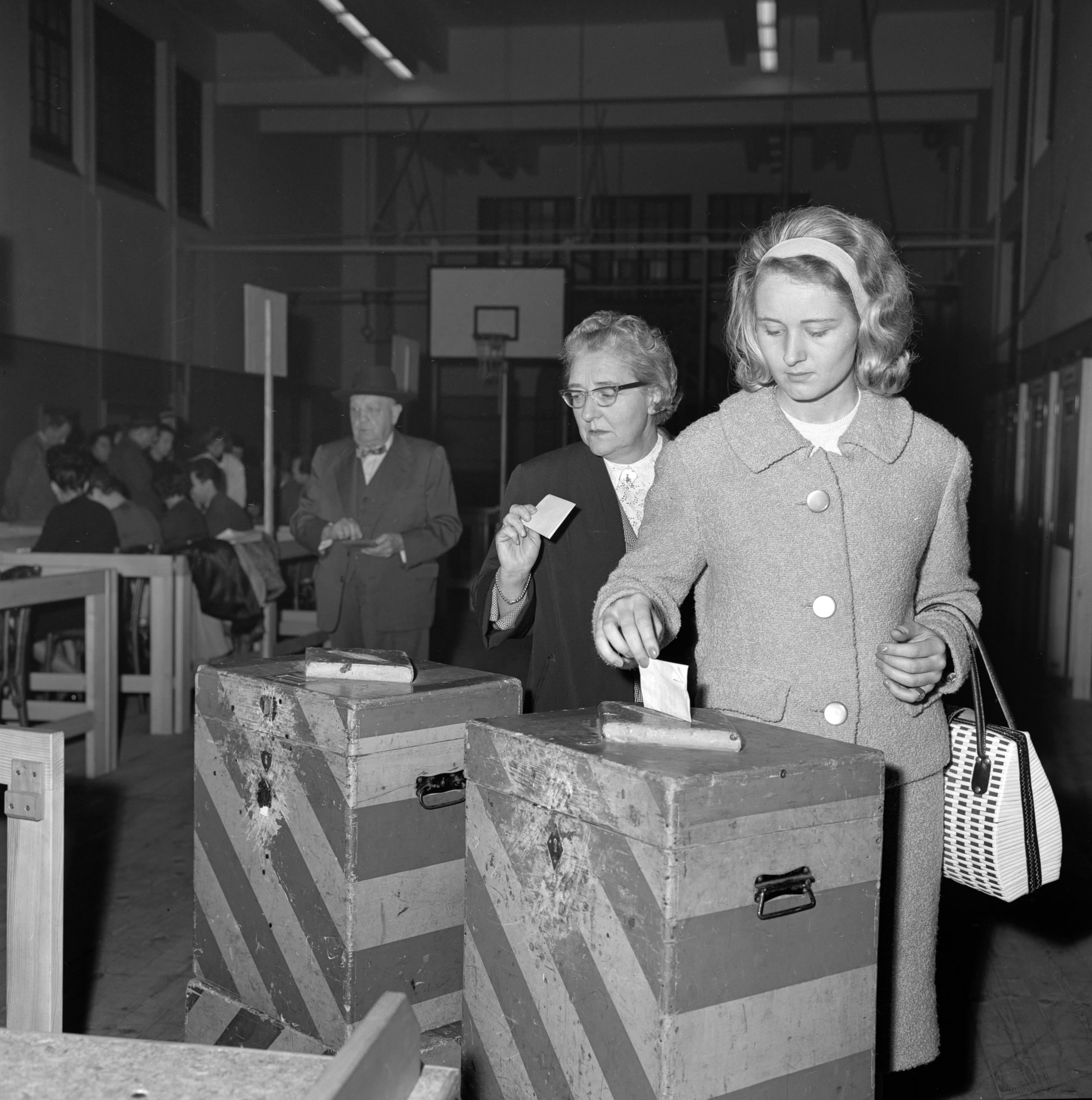 Dos mujeres depositan su voto