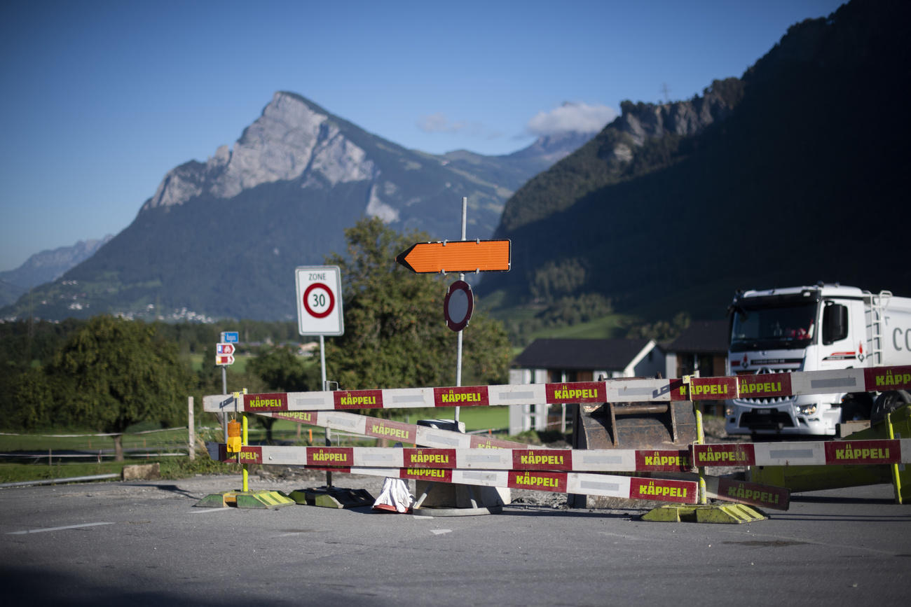 cantiere con sullo sfondo una montagna