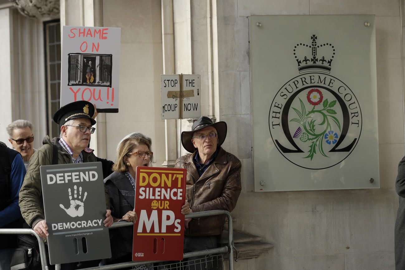 Alcuni manifestanti davanti alla Corte suprema britannica