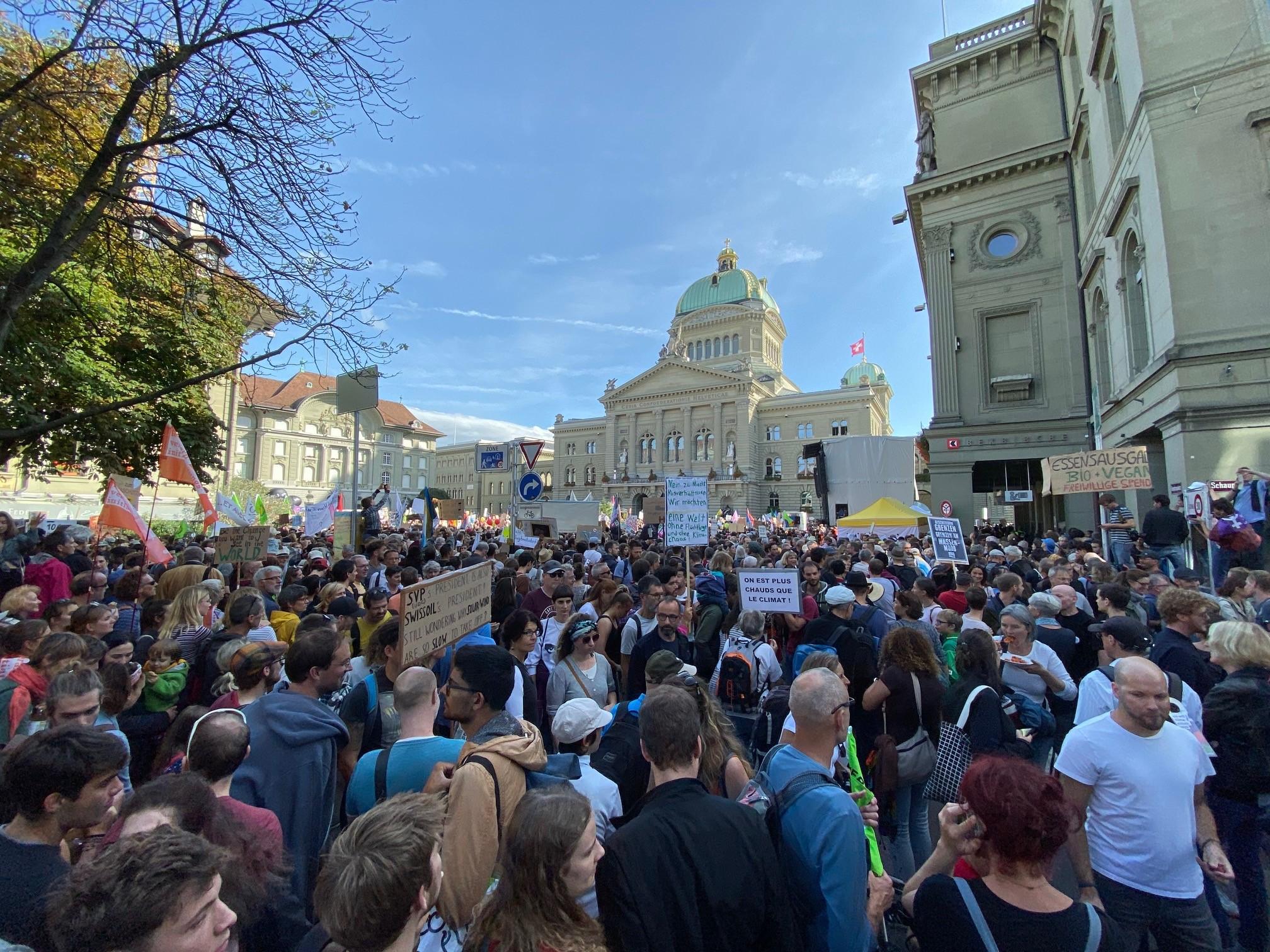 Multitud en una plaza