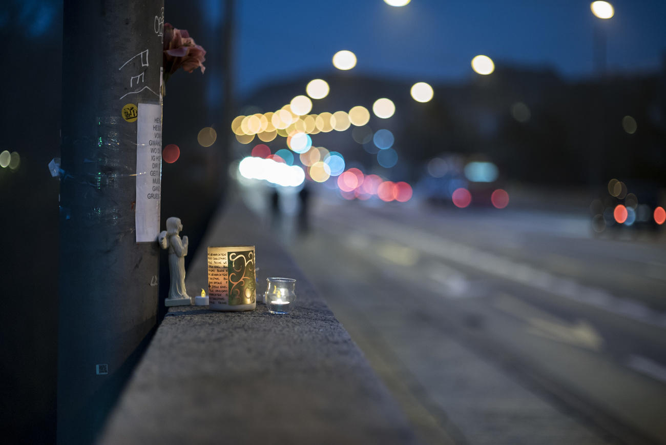 Un puente con un pequeño altar
