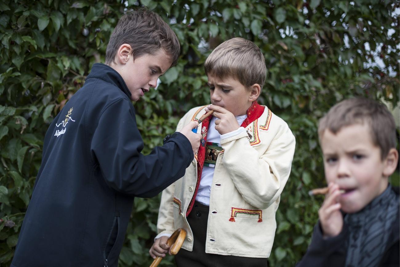 Tres niños fumando