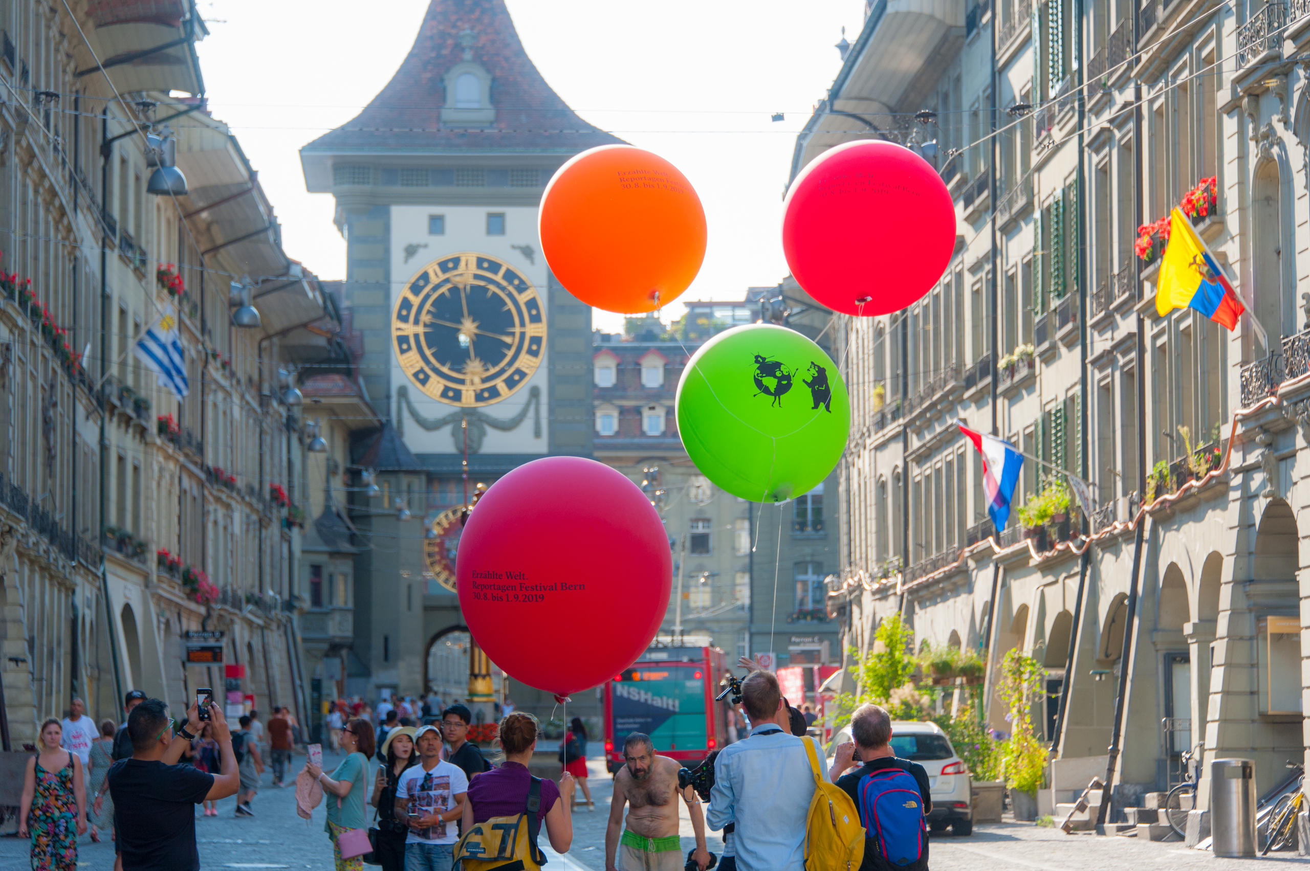伯尔尼老城,首届全球记者真实故事奖的宣传气球。