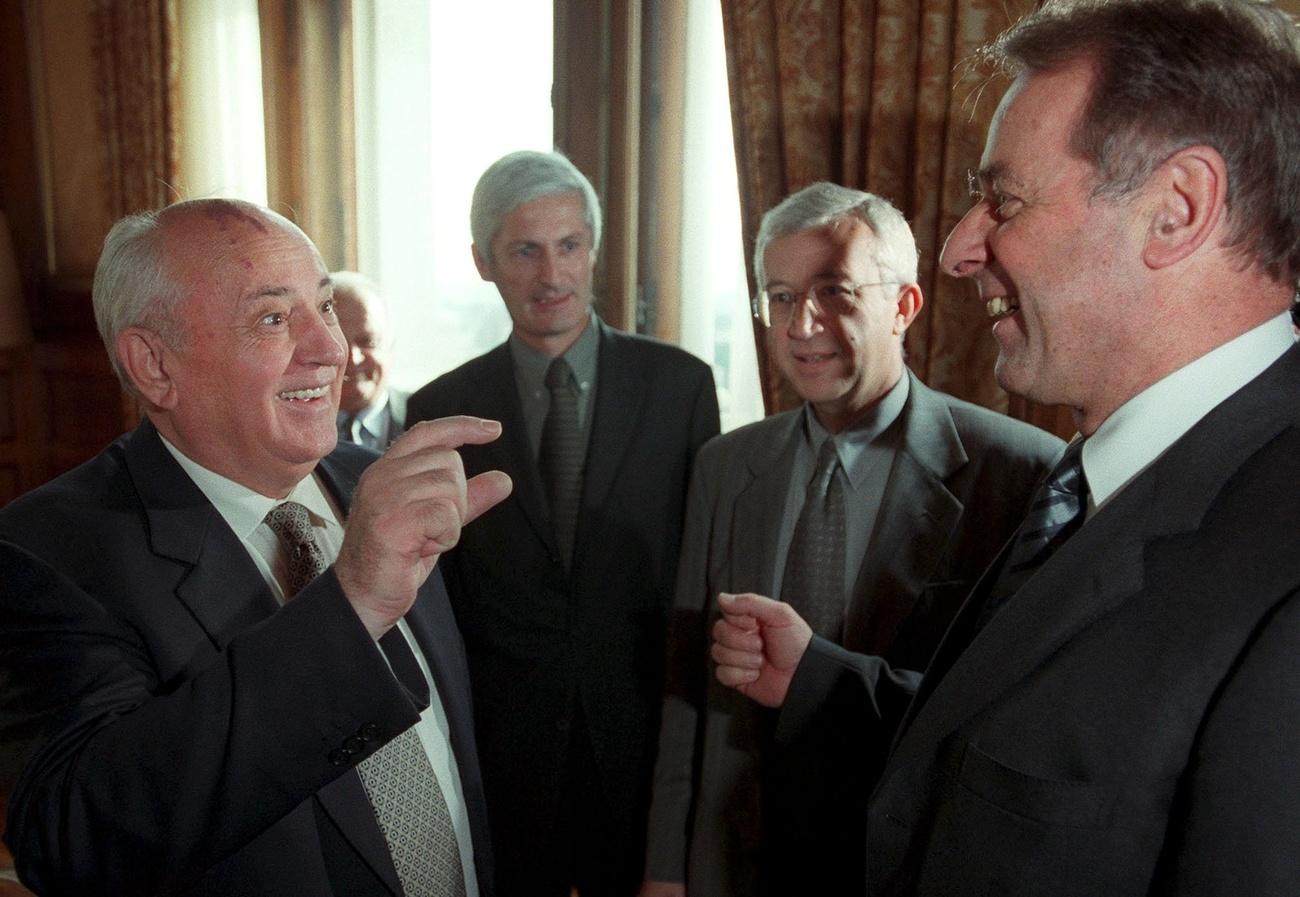 有時候當一個口譯需要十八般武藝，比如2000年當時的聯邦總統奧吉(右一)在聯邦大廈與前蘇維埃領袖戈爾巴喬夫聊天，這時的翻譯可就需要技巧了。