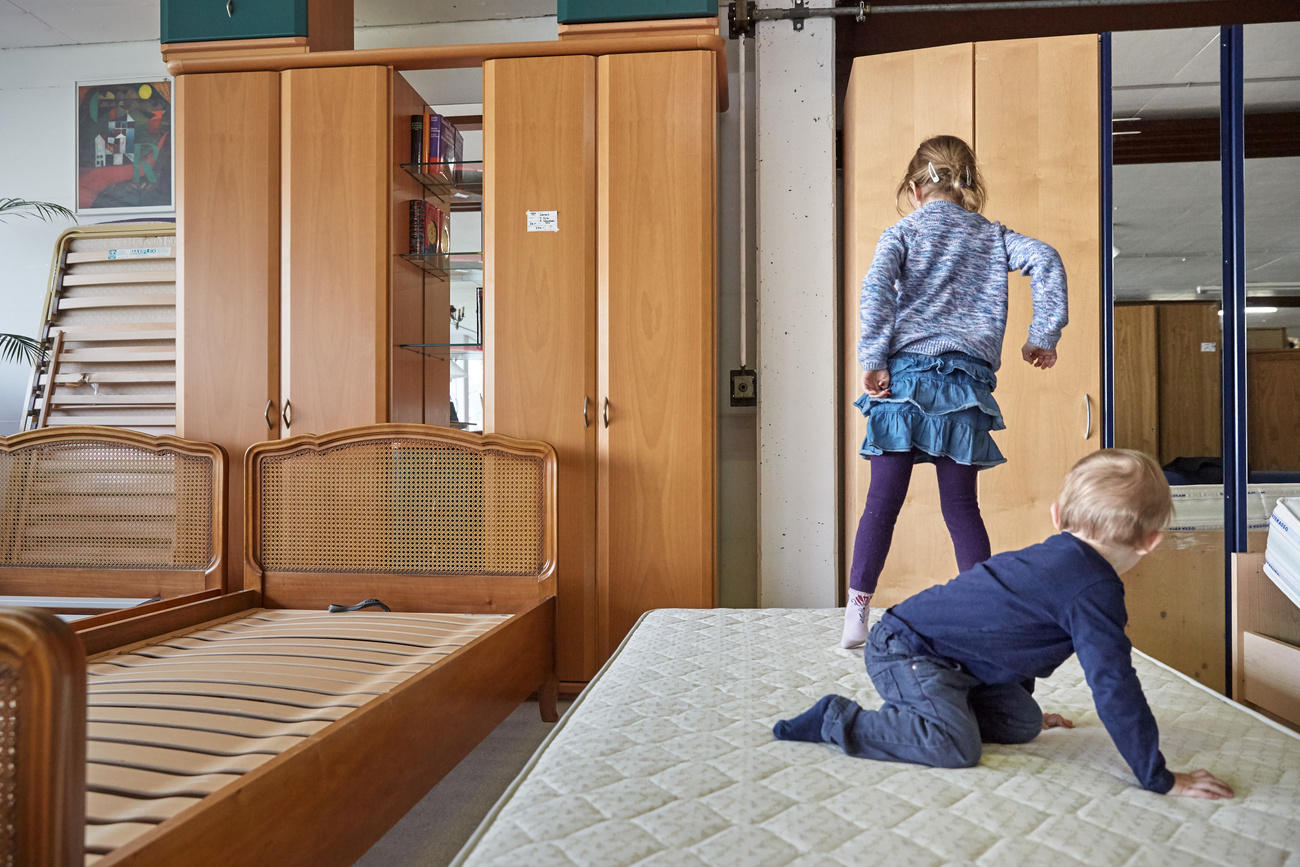 Kinder hüpfen auf einem Bett