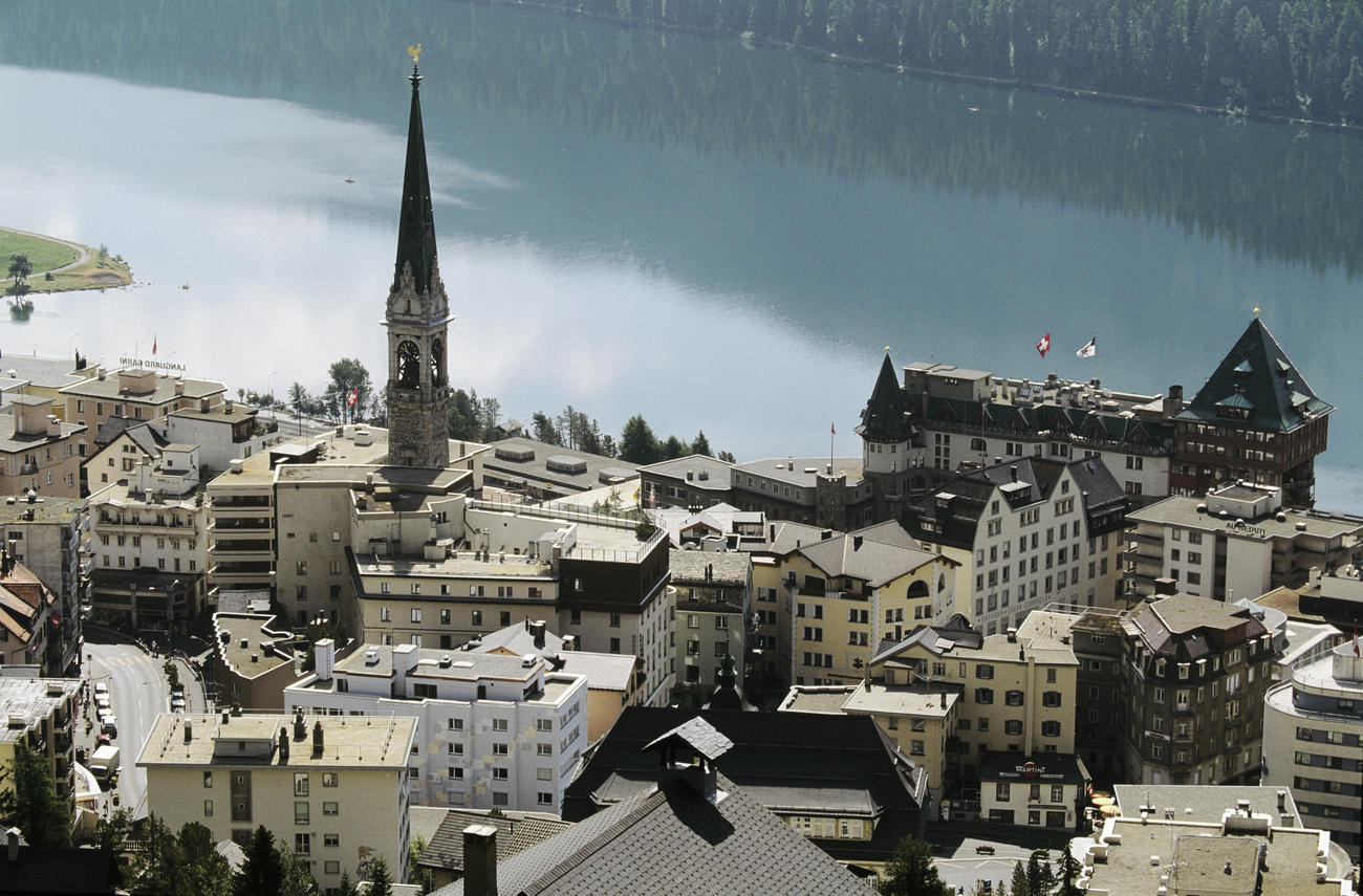 Una vista dall alto di Sankt Moritz: si riconosce la chiesa e l hotel Badrutt s Palace. Sullo sfondo il lago.