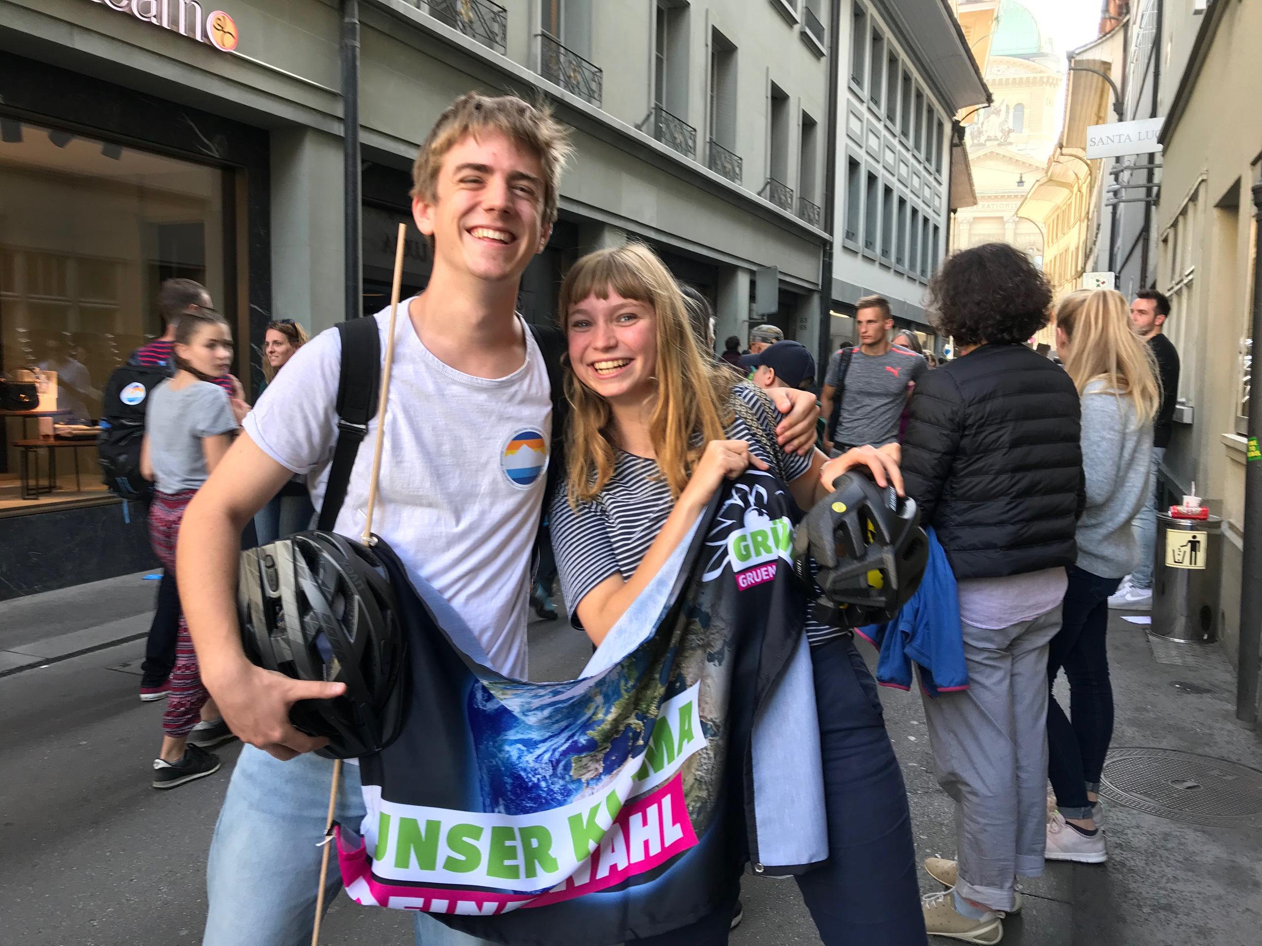 Joven paraeja de un hombre y una mujer.