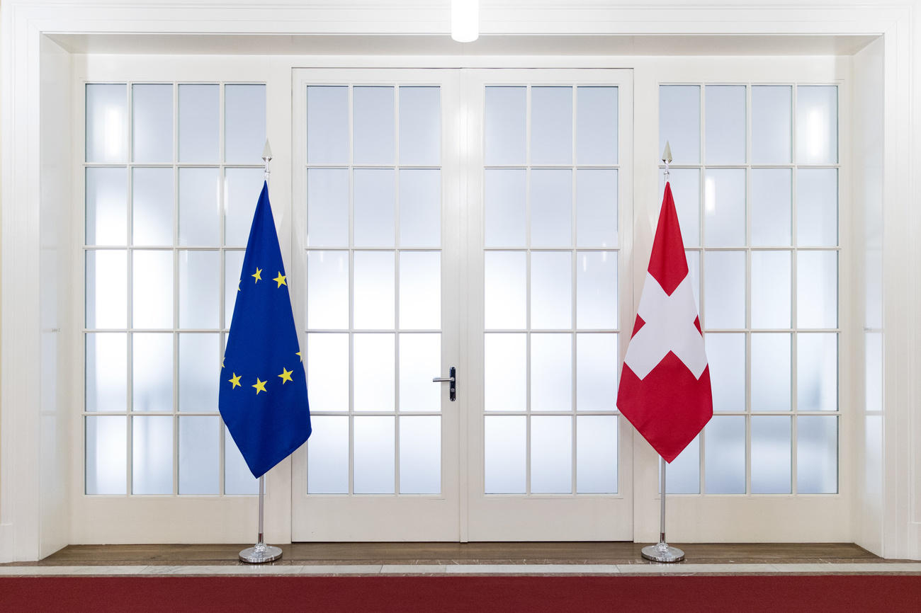 باب أبيض يتوسّط علميْ سويسرا والإتحاد الأوروبي