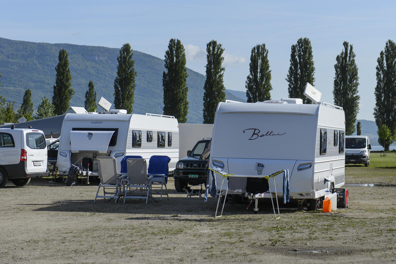 Des caravanes sur un champ