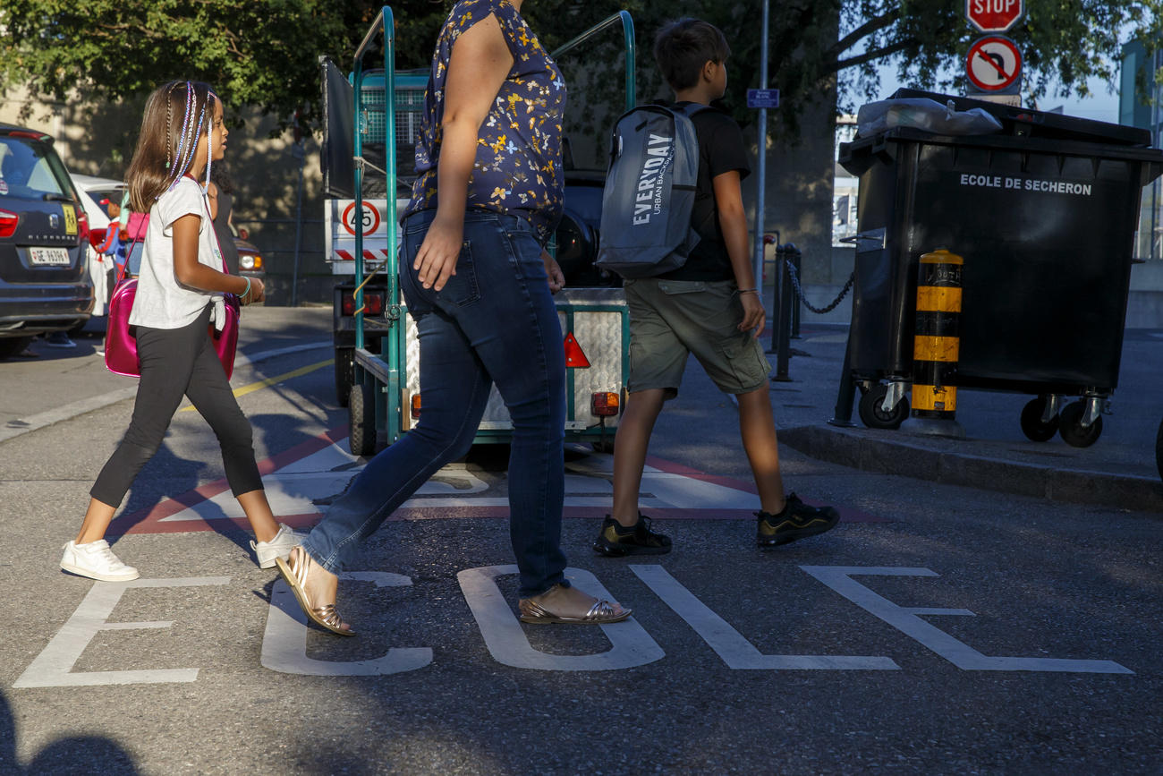 Allievi che si recAllievi che si recano a scuola.