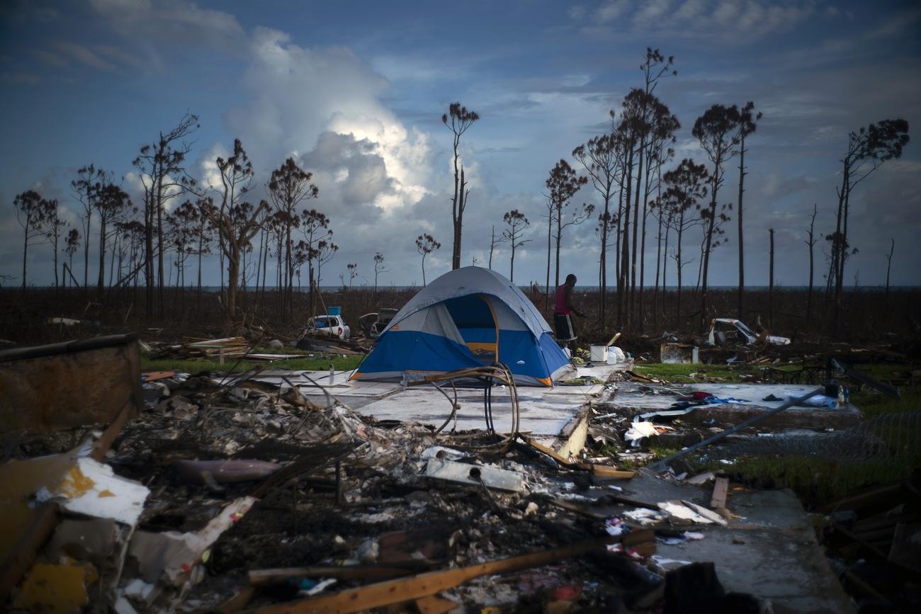 Tienda de campaña en medio de un terreno devastado