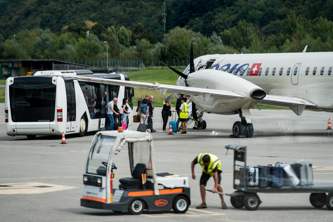 pasajeros se disponen a embarcar en un avión