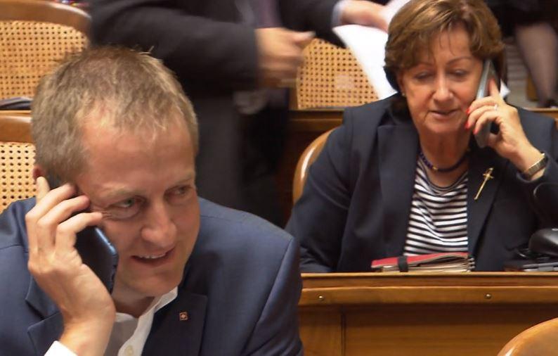 Parlamentari al telefono