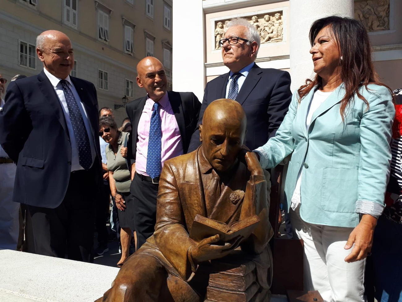 La statua raffigurante Gabriele D Annunzio a Trieste