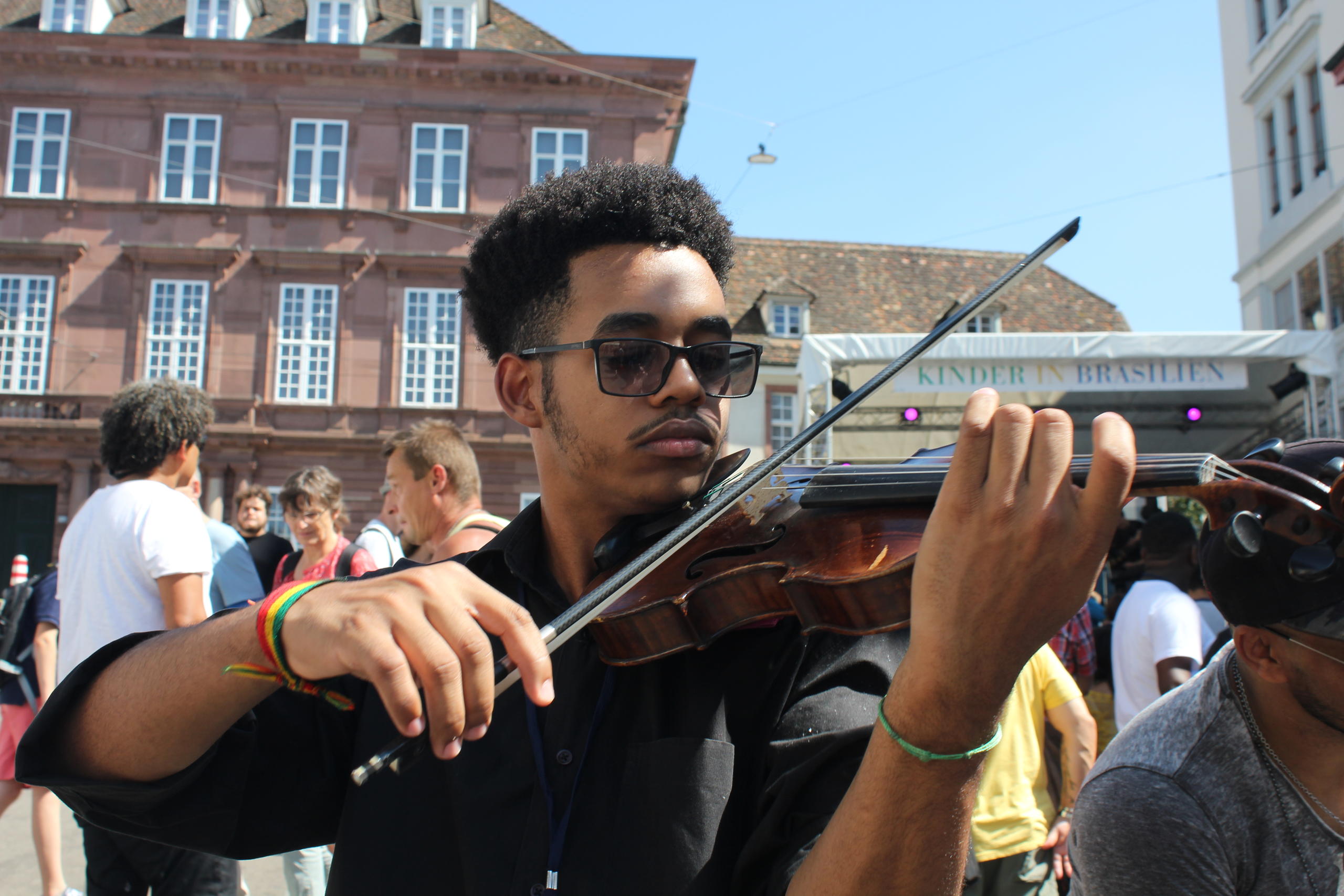 Homem tocando violino na rua