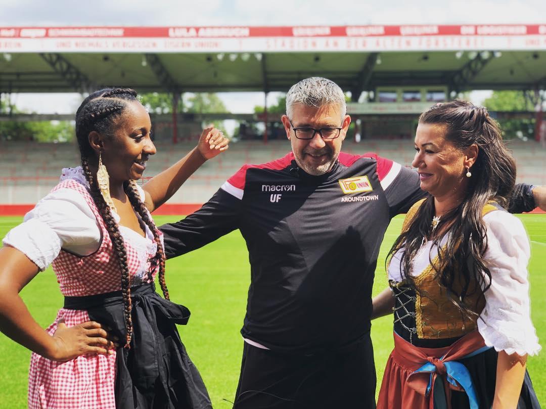 Die schwarze Heidi in Tracht mit Urs Fischer, Schweizer Coach des Bundesligisten Union Berlin.