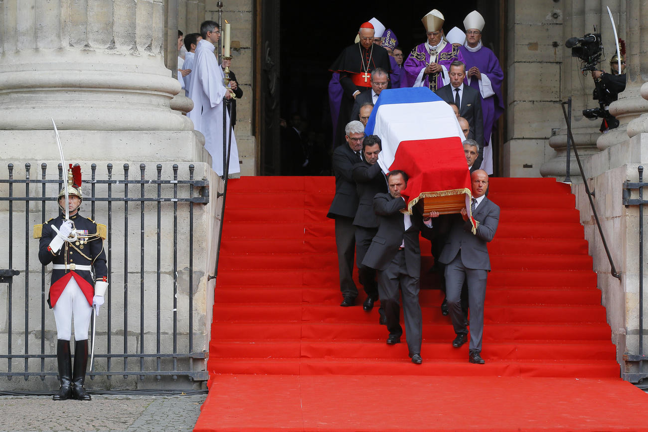 Il feretro di Jacques Chiraq traslato dalla chiesa di Saint-Sulpice.