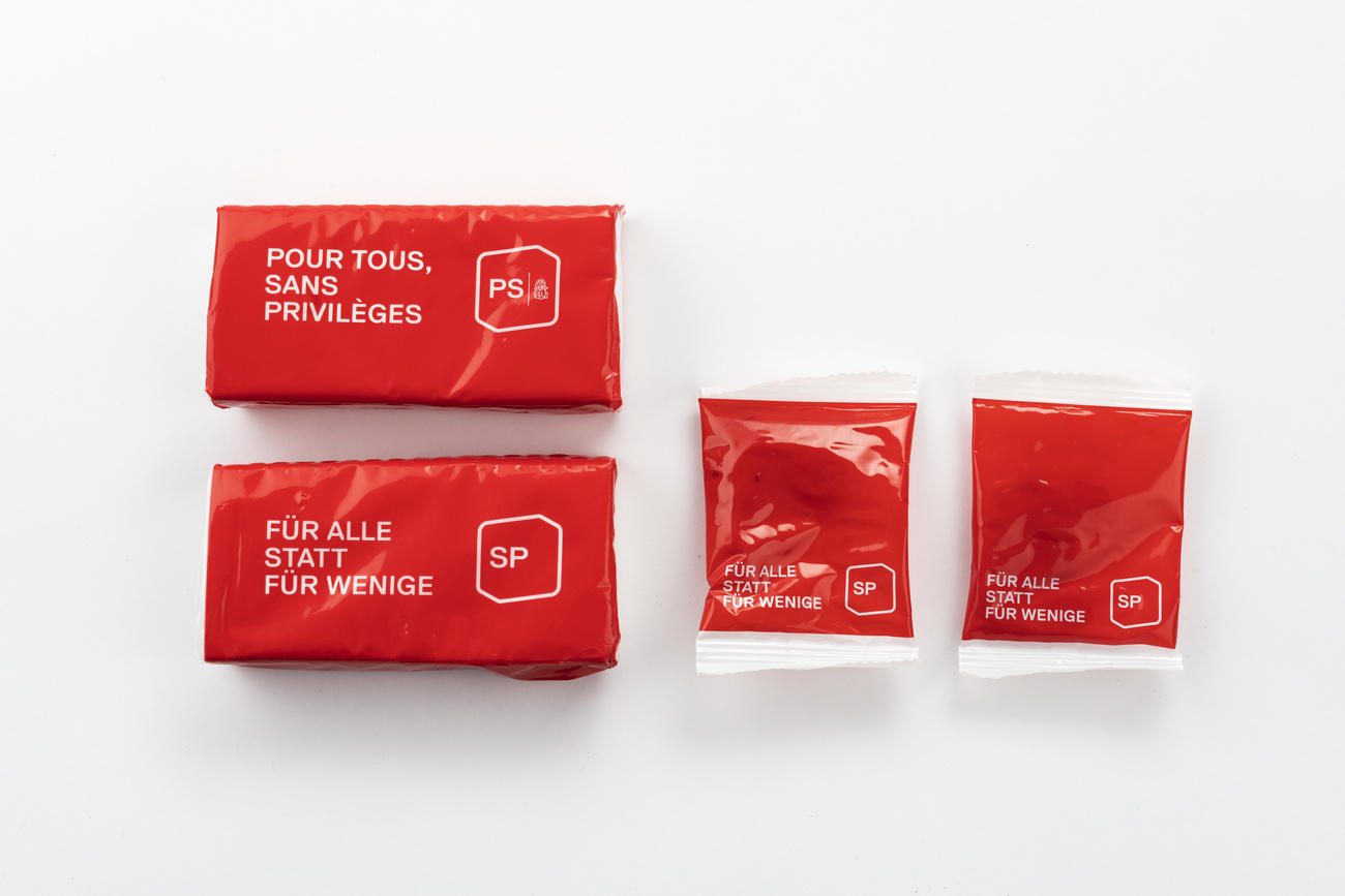 pacchetti di fazzoletti e caramelle di colore rosso