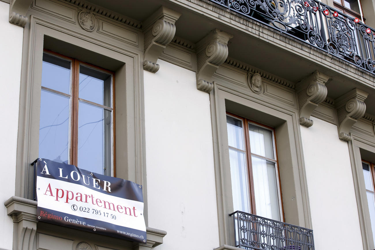 facciata di un edificio con cartello a louer