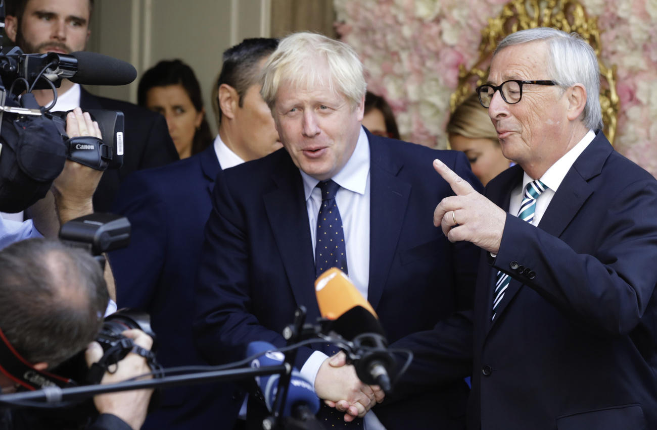 Boris Johnson (sinistra) e Jean-Claude Juncker
