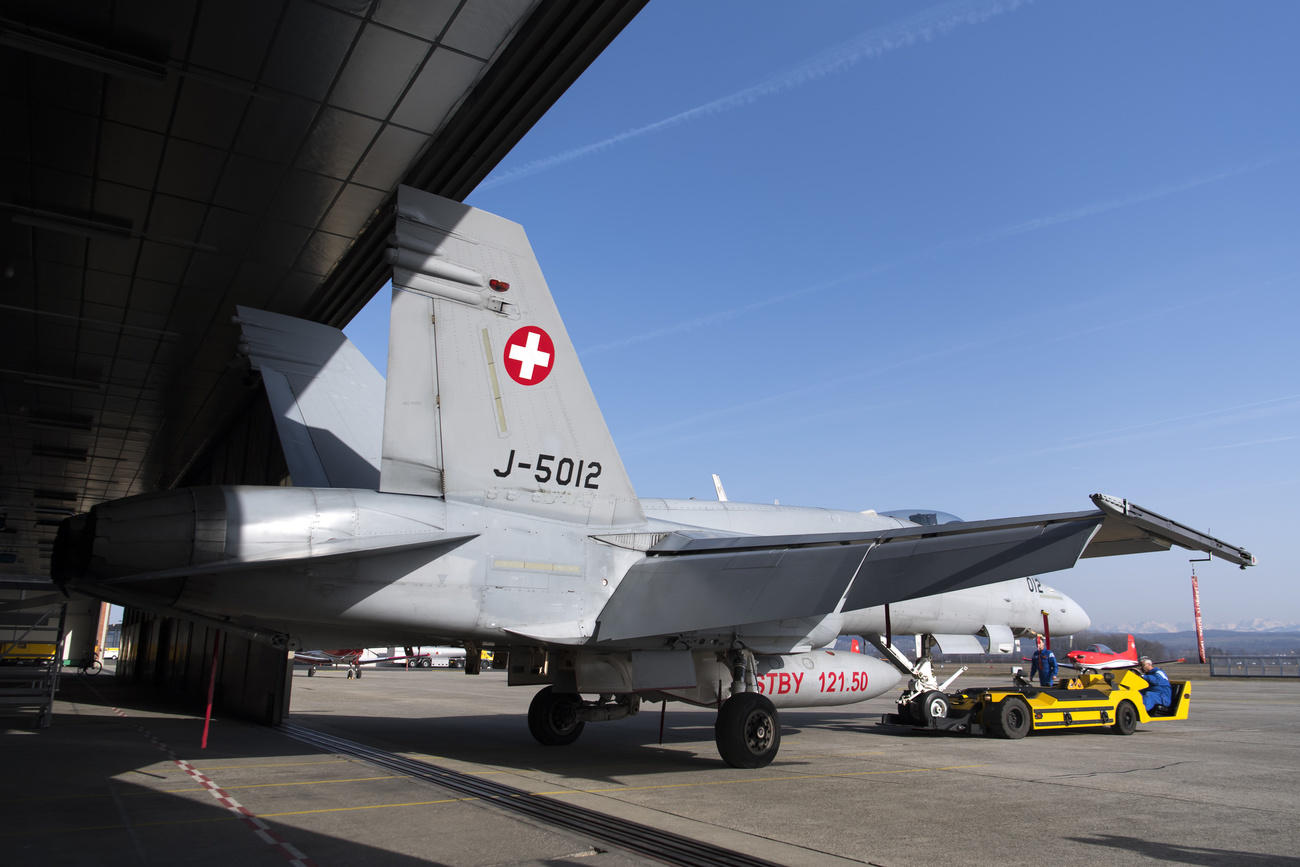 aereo da combattimento all uscita di un hangar