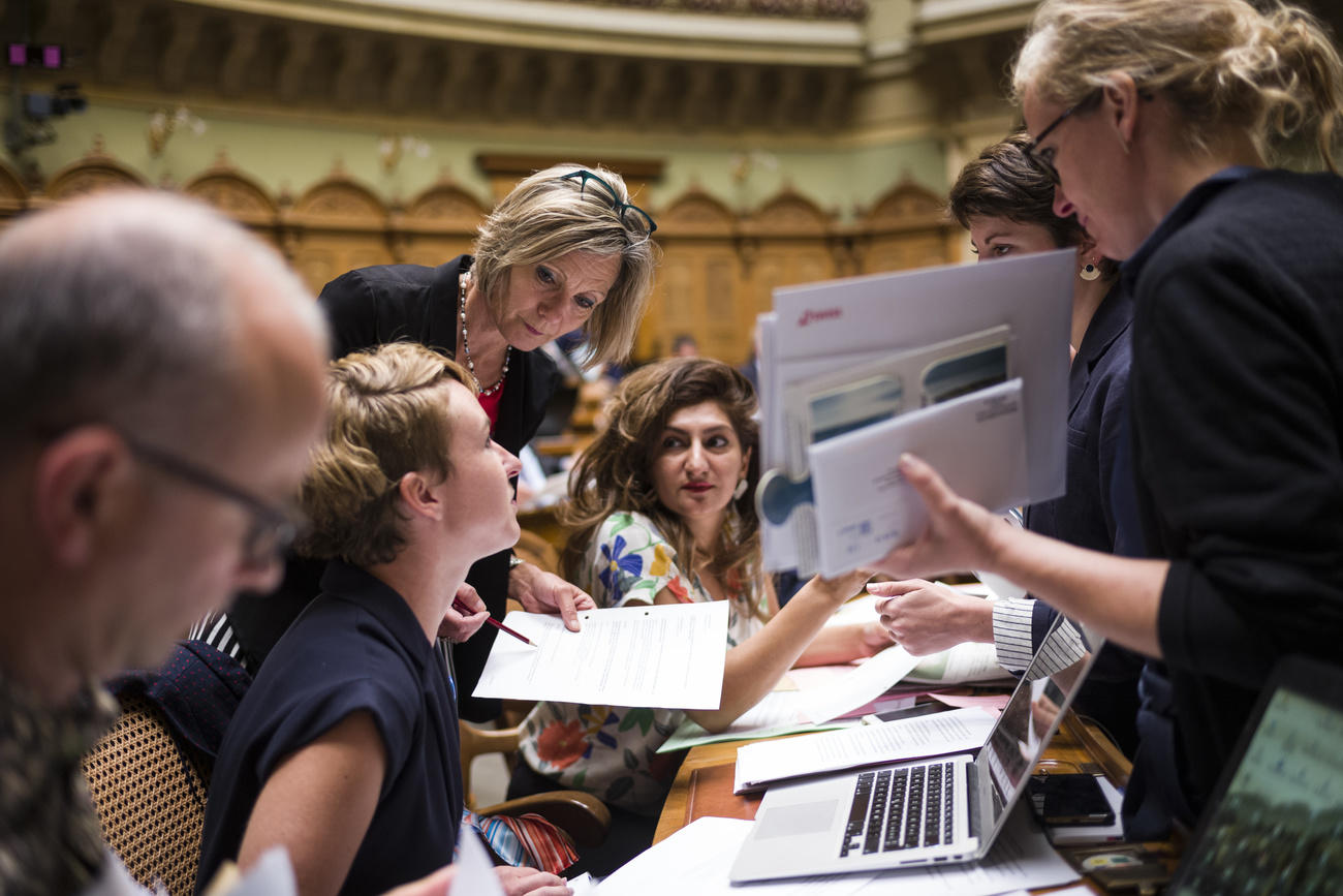 donne che discutono in parlamento