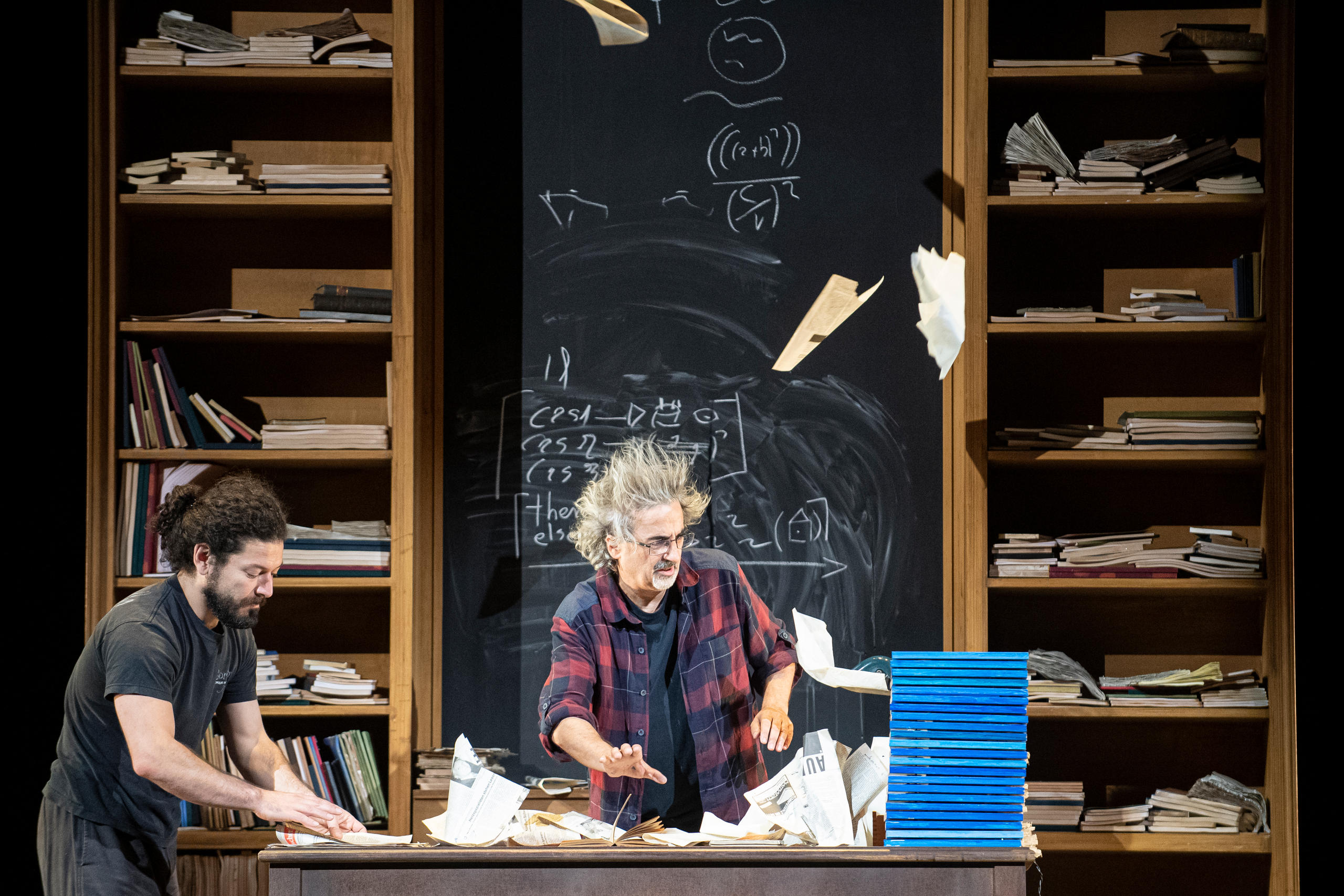 Szene aus Einstein on the Beach mit dem Physiker