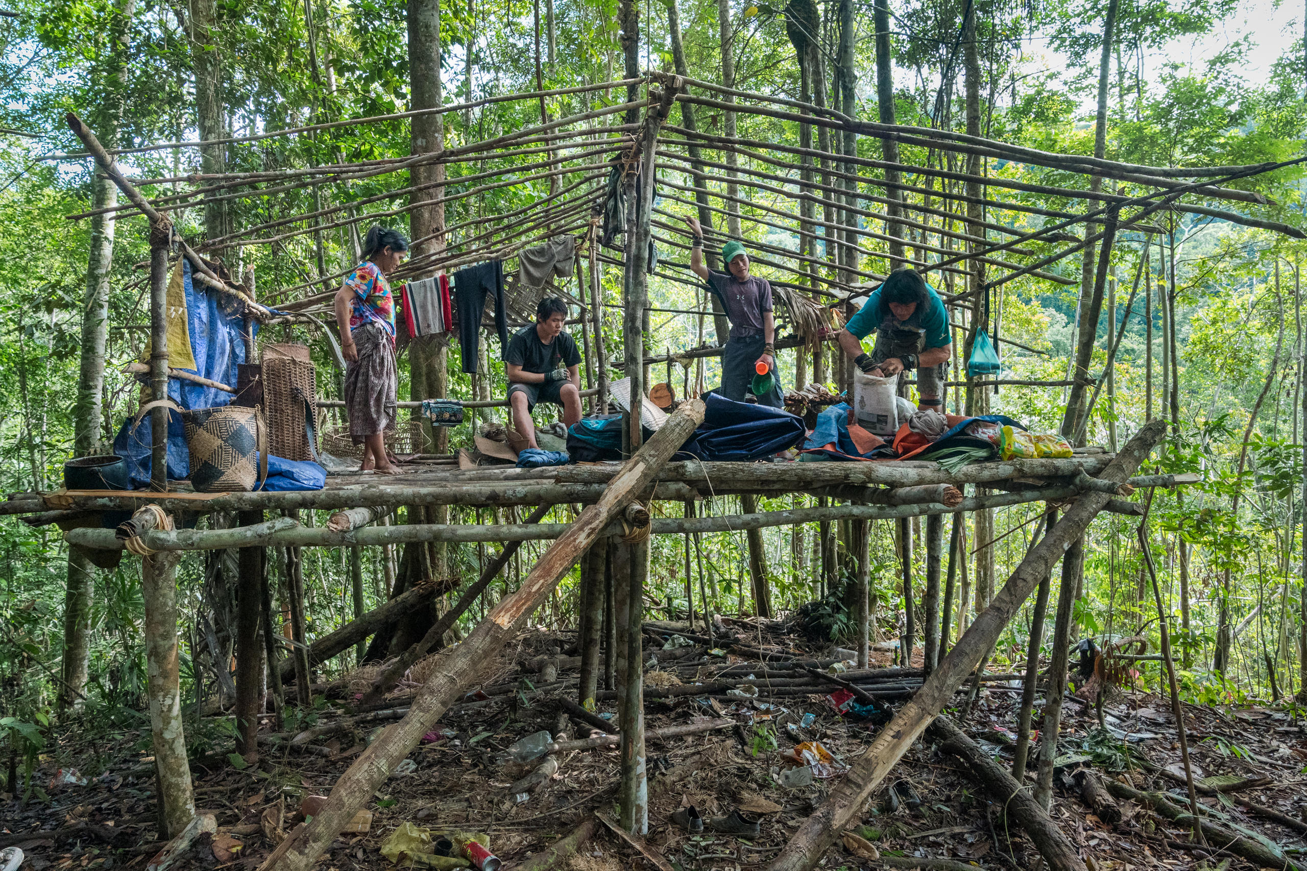 Menschen in einer Waldhütte