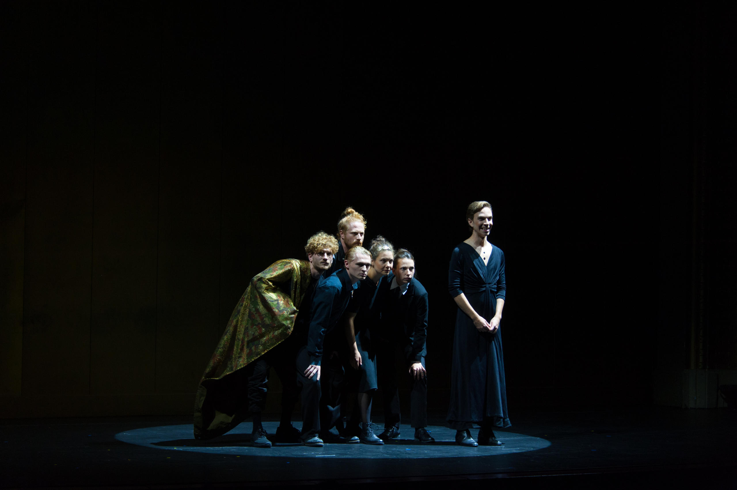 组织方将所有参赛作品编成话剧,讲述给观众。