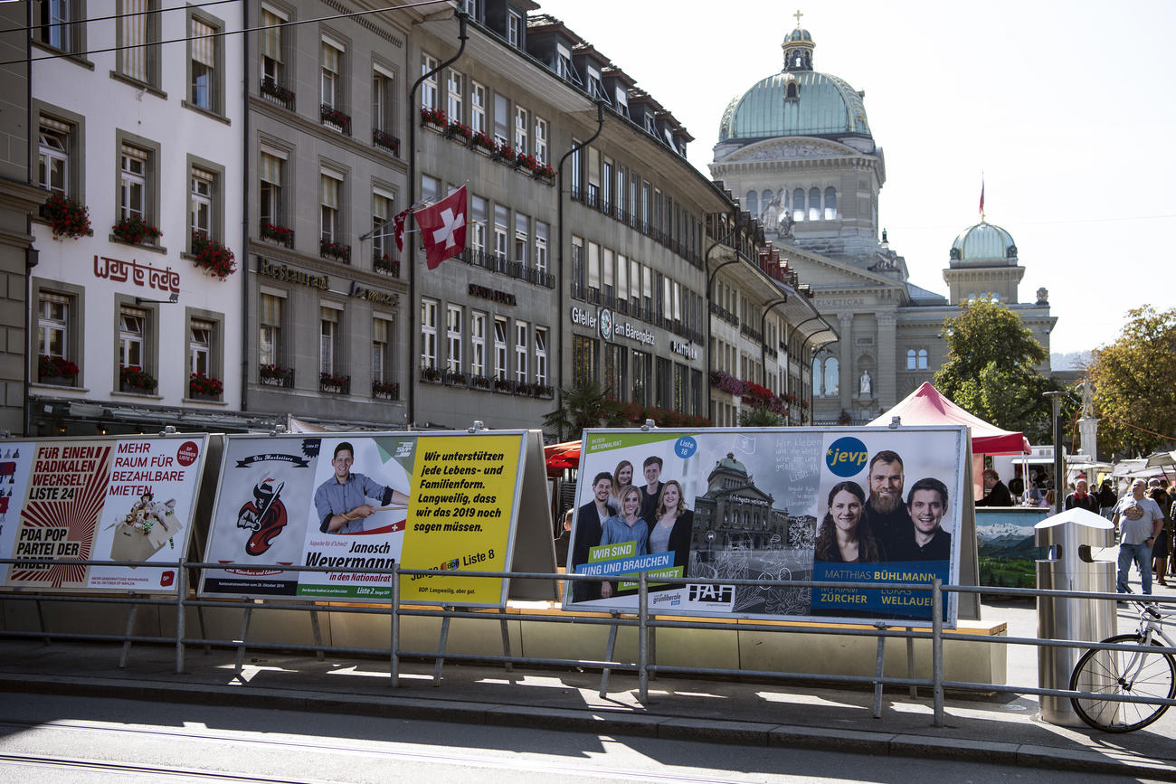 Auch 2019 sind Plakate und der Kontakt mit den Wählern auf der Strasse für die Parteien noch entscheidennd. 